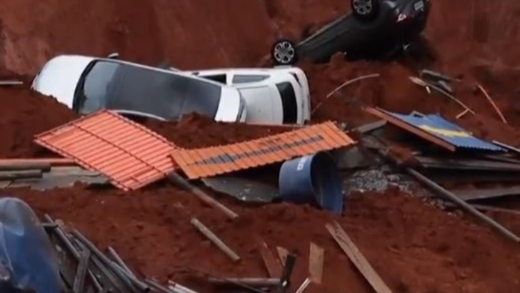 Scene șocante în Brazilia. Mașini înghițite de pământ